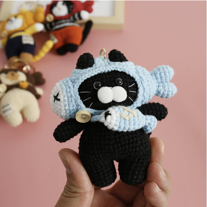 Handcrafted Fish-Head Kitty Crochet Keychain – Artistic Yarn Animal Bag Accessory